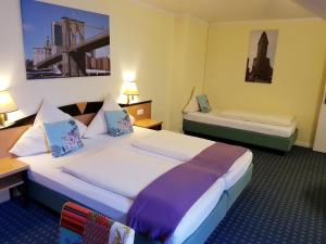 汉诺威弗劳拉酒店的酒店客房配有两张床和一张书桌