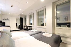 坦佩雷Forenom Aparthotel Tampere的一间卧室配有两张带毛巾的床