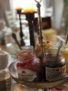 Hammenhög苏德加达奥斯特拉住宿加早餐旅馆的桌子上装有果酱罐的托盘