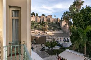 马拉加Teatro Romano 7 & 8的从阳台可欣赏到城堡废墟的景色