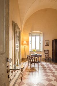 加利亚诺德尔卡波Castle XVIII near sea的客厅配有桌椅和窗户。