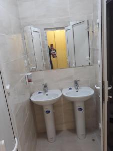拉希夫Хостел АС Рахів的浴室设有2个水槽和镜子