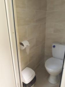 拉希夫Хостел АС Рахів的浴室设有卫生间和卫生纸卷
