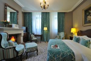 日内瓦白鹤酒店的酒店客房配有一张床和一个壁炉。