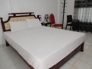 恩比利皮蒂耶Centauria City Hotel的卧室配有一张白色大床