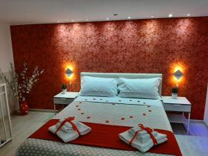 那不勒斯Red House的一间卧室设有一张红色墙壁的大床