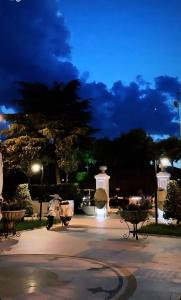 爱尔巴桑Univers Resort的一座夜间公园,后面有一座纪念碑