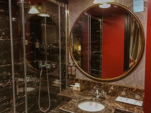 巴黎快乐文化纳比酒店的一间带水槽和镜子的浴室