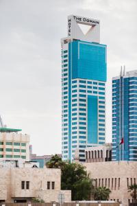麦纳麦The Domain Bahrain Hotel and Spa - Adults Friendly 16 Years Plus的一座高大的建筑,上面有标志