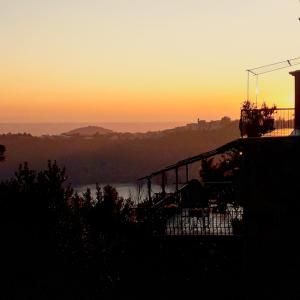 内米Vistalago Guesthouse的从山顶上欣赏日落美景