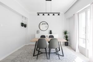 雅典Deluxe & Stylish 2BD Apartment in Pangrati by UPSTREET的一间带桌椅和时钟的用餐室