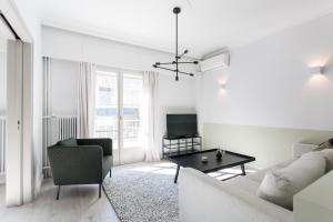 雅典Deluxe & Stylish 2BD Apartment in Pangrati by UPSTREET的客厅配有沙发和桌子