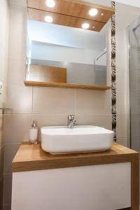 斯克拉丁安可拉旅馆的一间带水槽和镜子的浴室