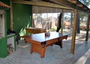Collado MedianoComplejo Casas Rurales MANSIONES Y VILLAS DELUXE的院子中凉亭里一张大木桌