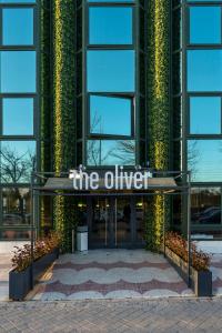 波苏埃洛-德阿拉尔孔The Oliver Apartamentos的一座带有读橄榄树标志的建筑