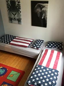埃克舍Ferienhaus am Mycklaflon的一间设有两张床的客房,墙上挂有美国国旗