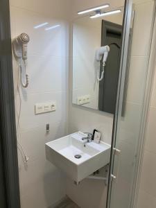 萨拉曼卡Alevia的一间带水槽和镜子的浴室