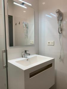 萨拉曼卡Alevia的白色的浴室设有水槽和镜子