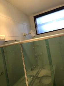 格拉瓦塔Flat 4 Suites Hotel Portal Gravata的一间带玻璃淋浴间和水槽的浴室