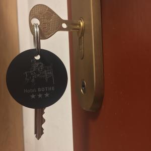 瓦赫河畔比斯特里察博特酒店的钥匙锁门