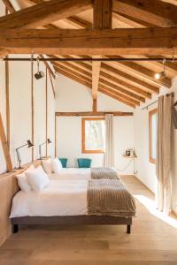 日内瓦La Ferme du Lignon的一间带一张大床的卧室,位于一个拥有木制天花板的房间