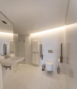 里斯本Lisbon Serviced Apartments - Madalena的白色的浴室设有水槽和卫生间。