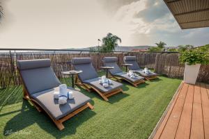 哈德内斯Yosefdream Luxury suites的草坪上一排躺椅