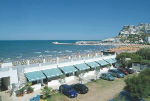 佩斯基奇Villaggio Bellariva的海滩旁的停车场,可停放汽车
