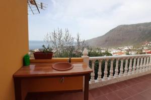 弗龙特拉Casita con Encanto的阳台配有桌子,享有海景。