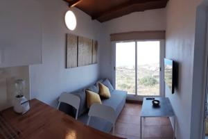 弗龙特拉Casita con Encanto的客厅配有蓝色的沙发和桌子