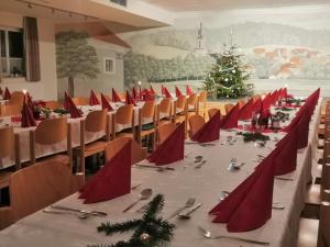 RottenbachHotel Mauernböck的用餐室配有长桌子、椅子和圣诞树