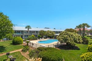 圣罗莎海滩Hidden Beach Villas 215的享有带游泳池的度假村外部景致