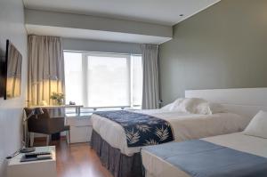 蒙得维的亚厄尔巴诺丽晶高尔夫酒店的酒店客房设有两张床和窗户。
