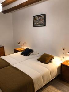 莫雷拉Casa San Nicolás的一间卧室配有一张带两个枕头的床