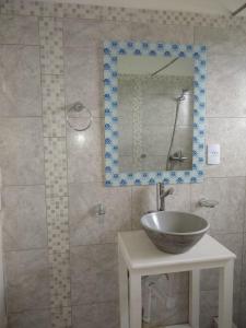 Campo QuijanoQuijaneando的一间带碗水槽和镜子的浴室