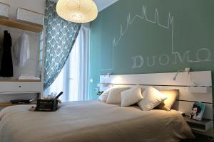 米兰B&B La Terrazza di Barbara的一间卧室设有一张蓝色墙壁的大床