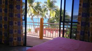 锡瓦塔塔内霍Pie de Playa la Ropa的卧室设有海景阳台。