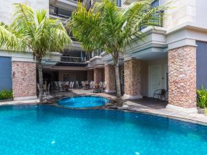 Alron Hotel Kuta Powered by Archipelago内部或周边的泳池