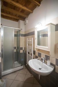 里奥马哲雷海景旅馆的一间带水槽和淋浴的浴室