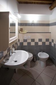 里奥马哲雷海景旅馆的一间带水槽和卫生间的浴室
