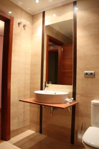 瓜尔多Hotel Tremazal的一间带水槽和镜子的浴室