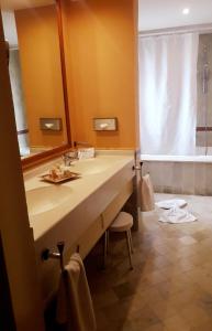 哈马马特阿罕布拉海水浴酒店的一间带水槽和大镜子的浴室