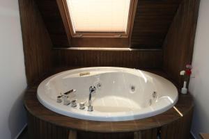 锡德Side Su Hotel - Adult Only (+16)的带浴缸的浴室和窗户