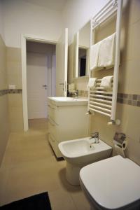 PianilloCOASTAL CLIFF 2 , AMALFI的浴室配有白色卫生间和盥洗盆。