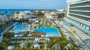 马萨龙港30º Hotels - Hotel Dos Playas Mazarrón的享有带游泳池和海洋的度假村的空中景致