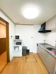 大阪Osaka Nipponbashi Doutonbori Family House的厨房配有水槽和台面