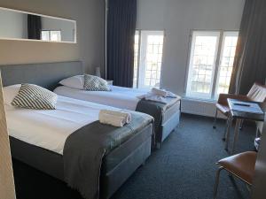 鲁尔蒙德德堡武豪华咖啡厅与酒店的酒店客房带两张床和两个窗户