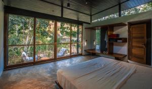 康提Sati Villa Kandy Sri Lanka的一间卧室设有一张大床和大窗户