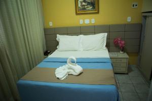 科鲁里皮Hotel Litoral Sul的酒店客房,配有一张带天鹅的床