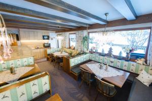 索尔登阿尔盆黑姆西蒙娜酒店的餐厅设有桌椅和窗户。